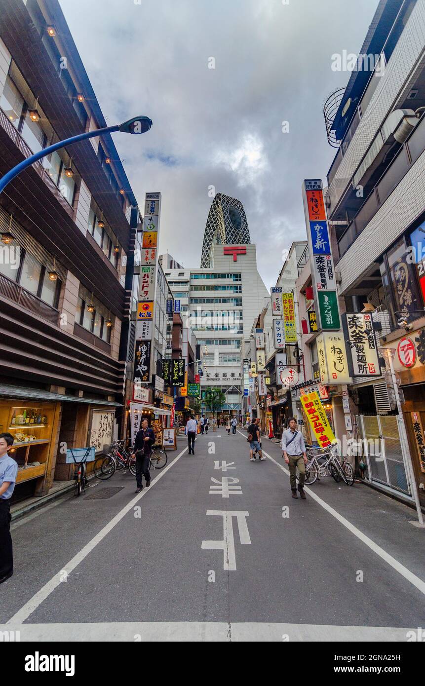 Tokyo, Neon-lit, Streets, Shinjuku, Shibuya, Giappone, segnaletica neon, futuristica, urbana, vita notturna Foto Stock