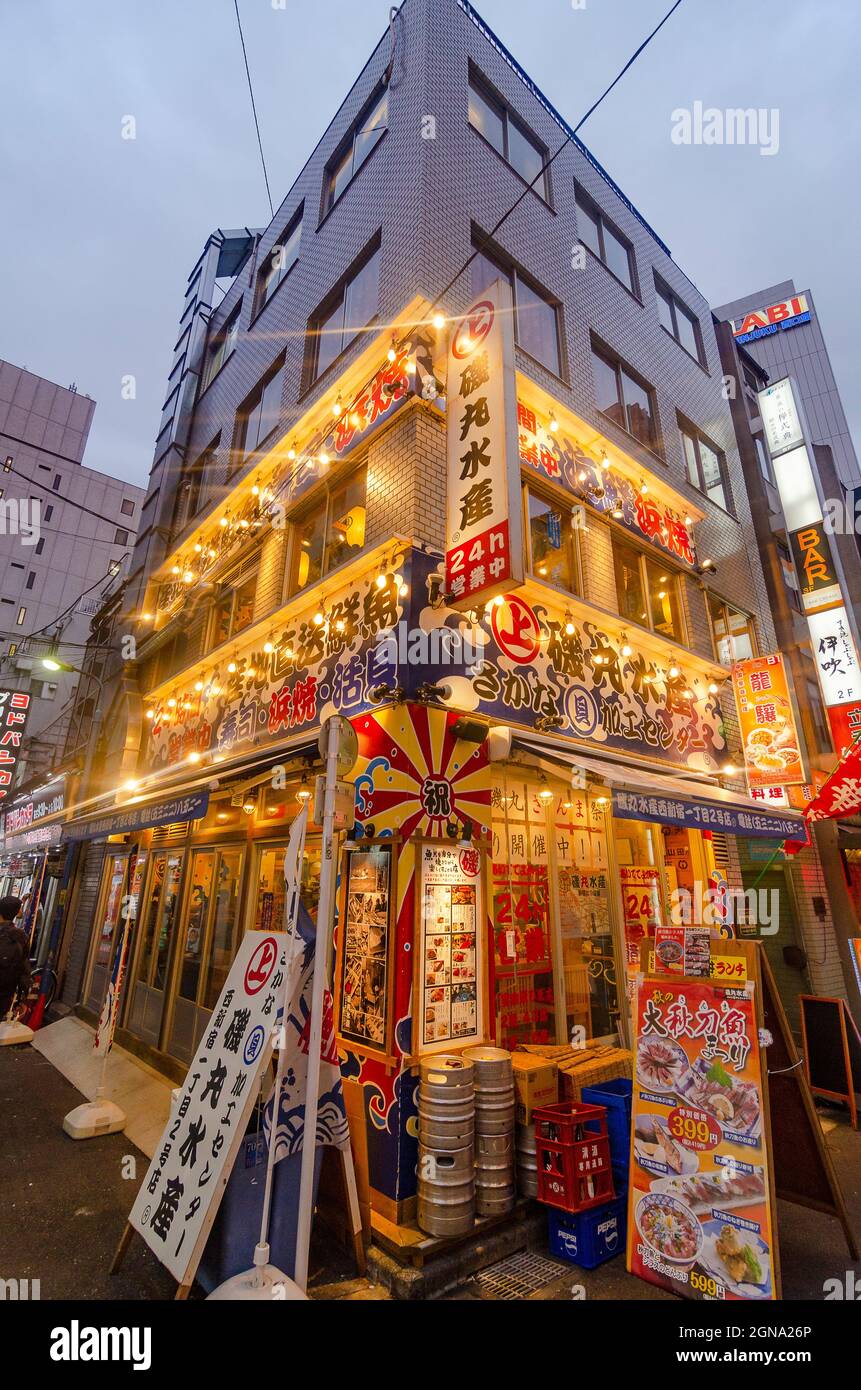 Tokyo, Neon-lit, Streets, Shinjuku, Shibuya, Giappone, segnaletica neon, futuristica, urbana, vita notturna Foto Stock