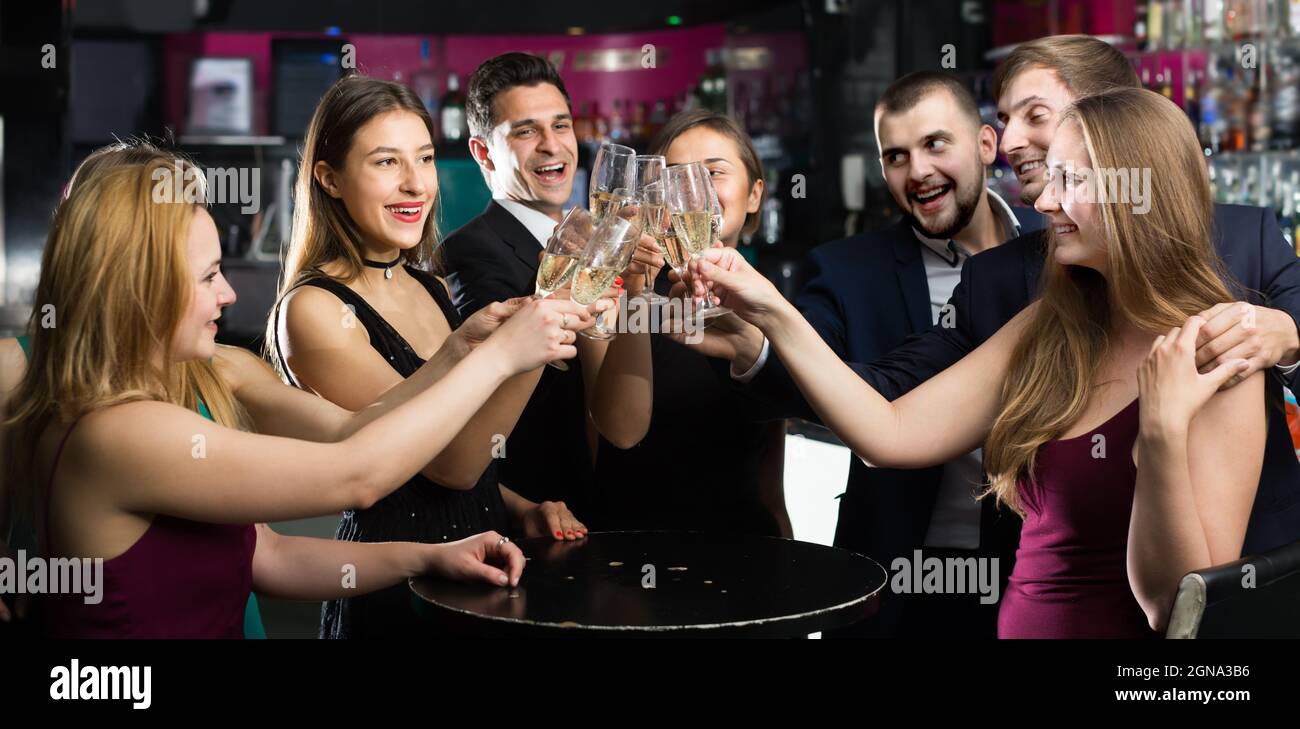 Colleghi felici che ballano con cocktail Foto Stock