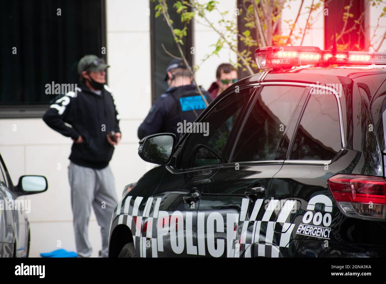 24 settembre 2021, Melbourne, Australia. La polizia ha interrogato i potenziali manifestanti visti lasciare Fitzroy Gardens, un luogo che si diceva fosse un punto d'incontro per i manifestanti. Credit: Jay Kogler/Alamy Live News Foto Stock