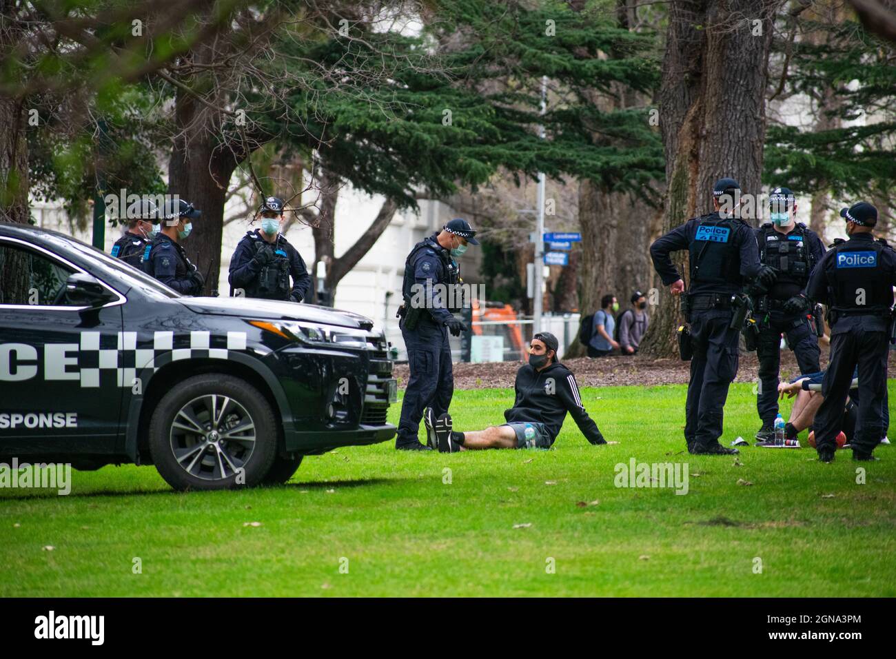 24 settembre 2021, Melbourne, Australia. La polizia domanda potenziali manifestanti riunirsi in Fitzroy Gardens. Credit: Jay Kogler/Alamy Live News Foto Stock