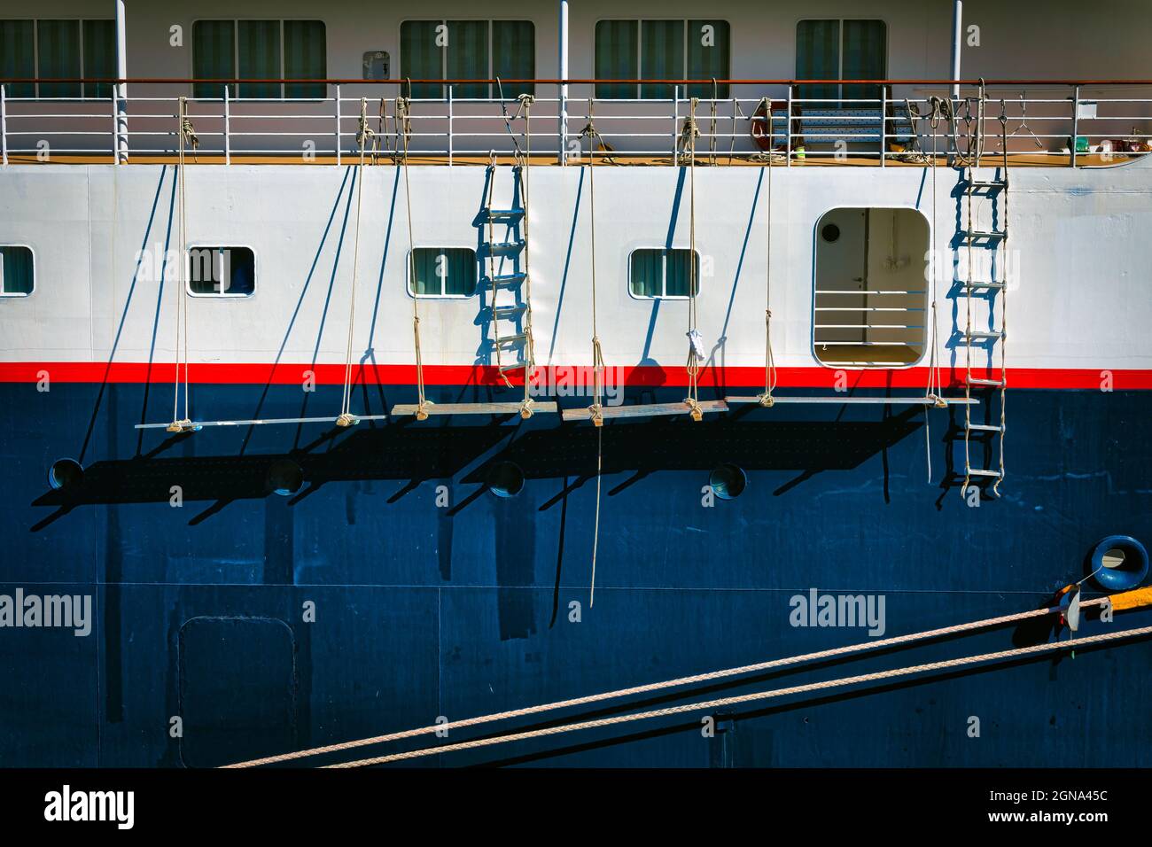 Impalcatura appende sul lato di una nave da crociera nel processo di essere riverniciata e ancorata a Yokohama, Giappone. Foto Stock