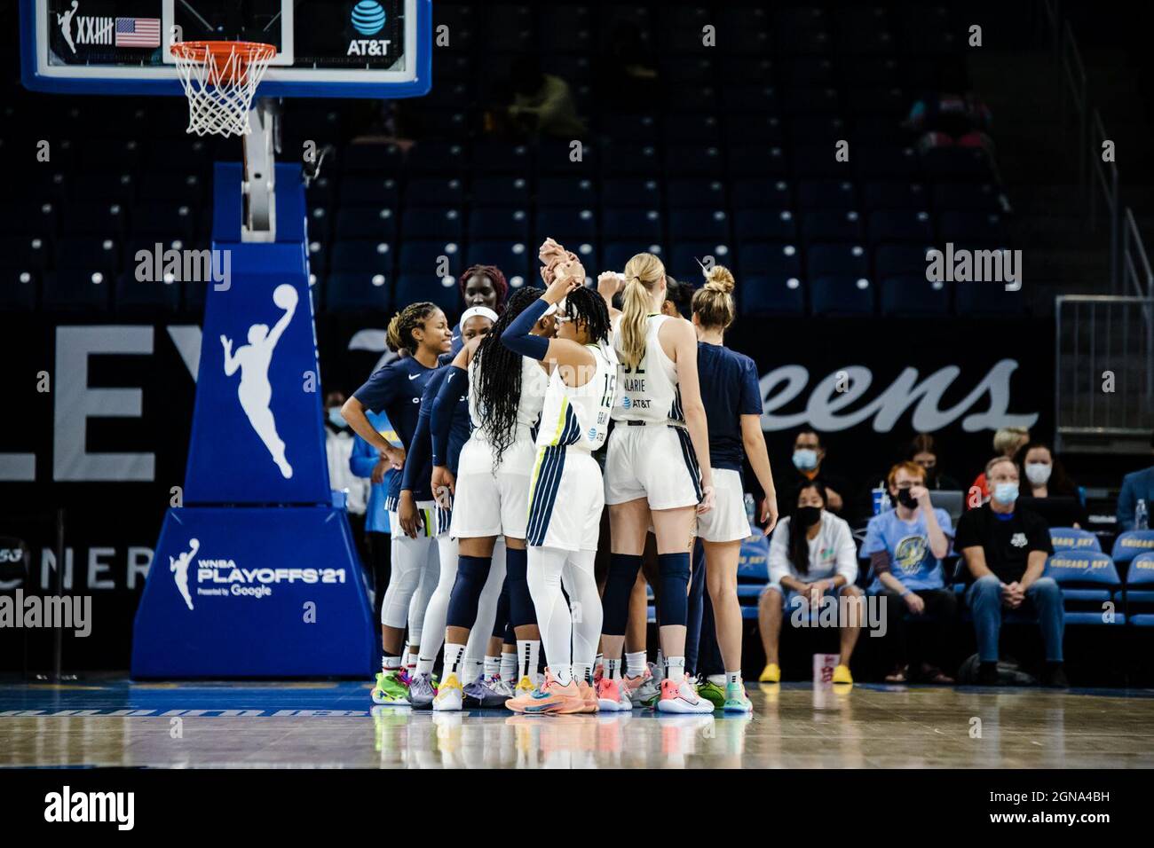 Chicago, Stati Uniti. 23 settembre 2021. Dallas Wings giocatori huddle pre-partita il 23/09/2021 a Winfreust Arena credito: SPP Sport Press Foto. /Alamy Live News Foto Stock