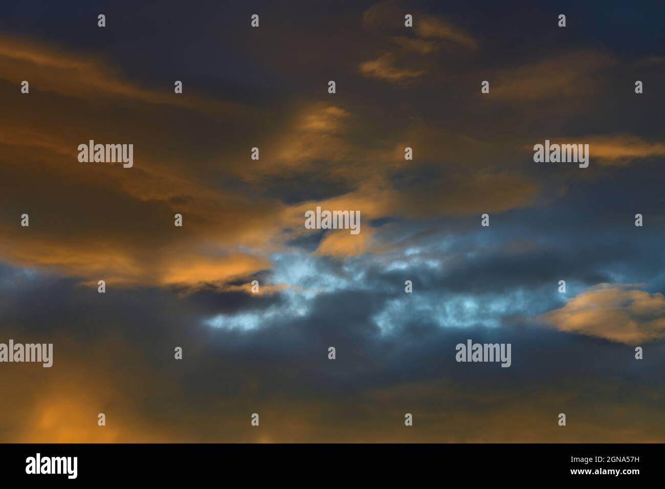 Un'immagine paesaggistica della splendida nuvola che riflette la luce del sole che tramonta nell'Alberta Canada occidentale. Foto Stock