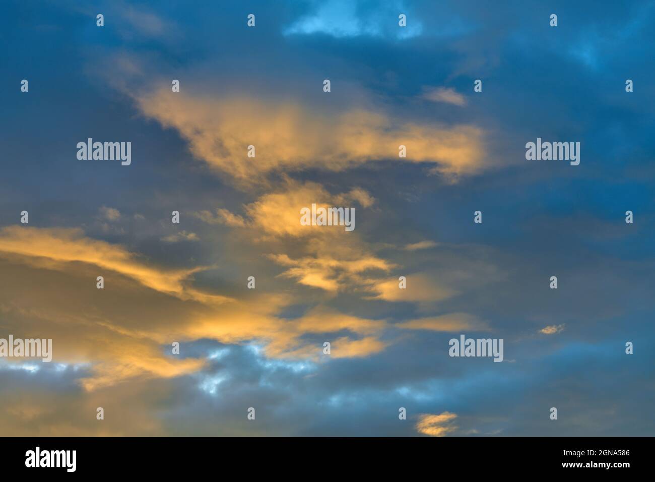 Un'immagine paesaggistica della splendida nuvola che riflette la luce del sole che tramonta nell'Alberta Canada occidentale. Foto Stock