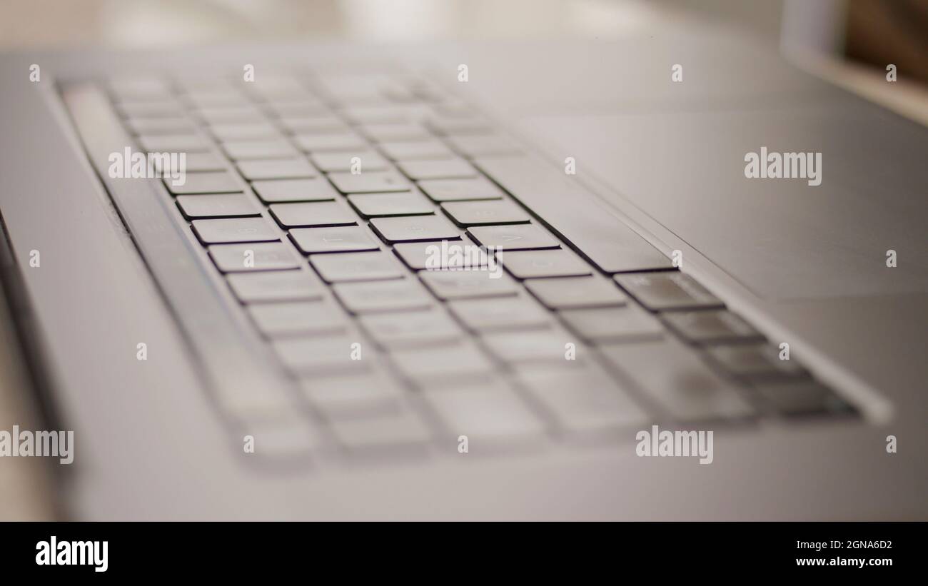 Primo piano macro delle mani digitando sulla tastiera del computer portatile mac Foto Stock