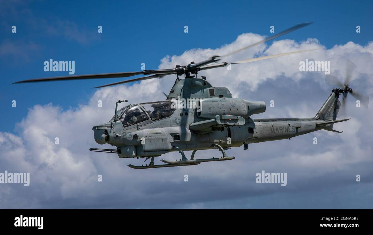 Un elicottero AH-1Z Viper con Marine Light Attack Helicopter Squadron (HMLA) 367 effettua operazioni di volo durante un raid a lungo raggio sulla base del corpo Marino Hawaii, 23 settembre 2021. il raid è stato condotto per familiarizzare Marines con gli attacchi aerei e la capacità di garantire sicurezza e stabilità. (STATI UNITI Foto del corpo marino di Sgt. Branden J. Bourque) Foto Stock