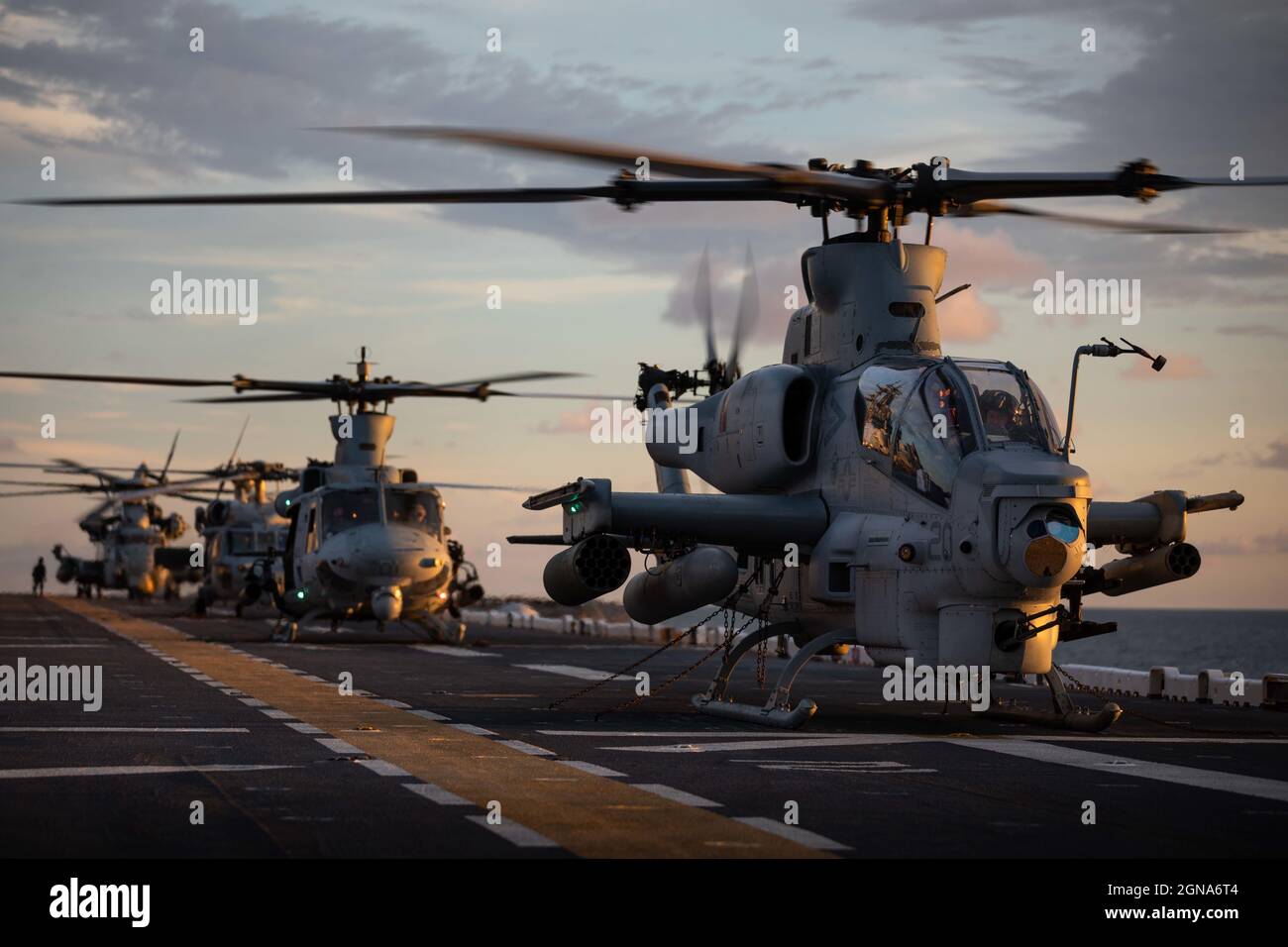 210818-N-MZ836-1491 OCEANO ATLANTICO (AGOSTO 18, 2021) dalla parte anteriore a quella posteriore, un elicottero Viper AH-1Z e una Venom UH-1Y attaccati al Squadrone dell'elicottero dell'attacco di luce marino (HMLA) 167, un elicottero Sea Hawk MH-60S, Attaccato allo Squadrone di combattimento del Mare dell'elicottero (HSC) 28 e ad un CH-53E Super Stallion attaccato allo Squadrone pesante dell'elicottero marino (HMH) 461 inattivo sul ponte di volo della nave d'assalto anfibio di classe Wasp USS Kearsarge (LHD 3) 18 agosto 2021. Il corpo dei Marine degli Stati Uniti, l'Esercito degli Stati Uniti e gli elicotteri della Marina si integrano con le navi della Marina degli Stati Uniti per mantenere l'atterraggio del ponte di volo e le abilità di decollo e qualifica Foto Stock