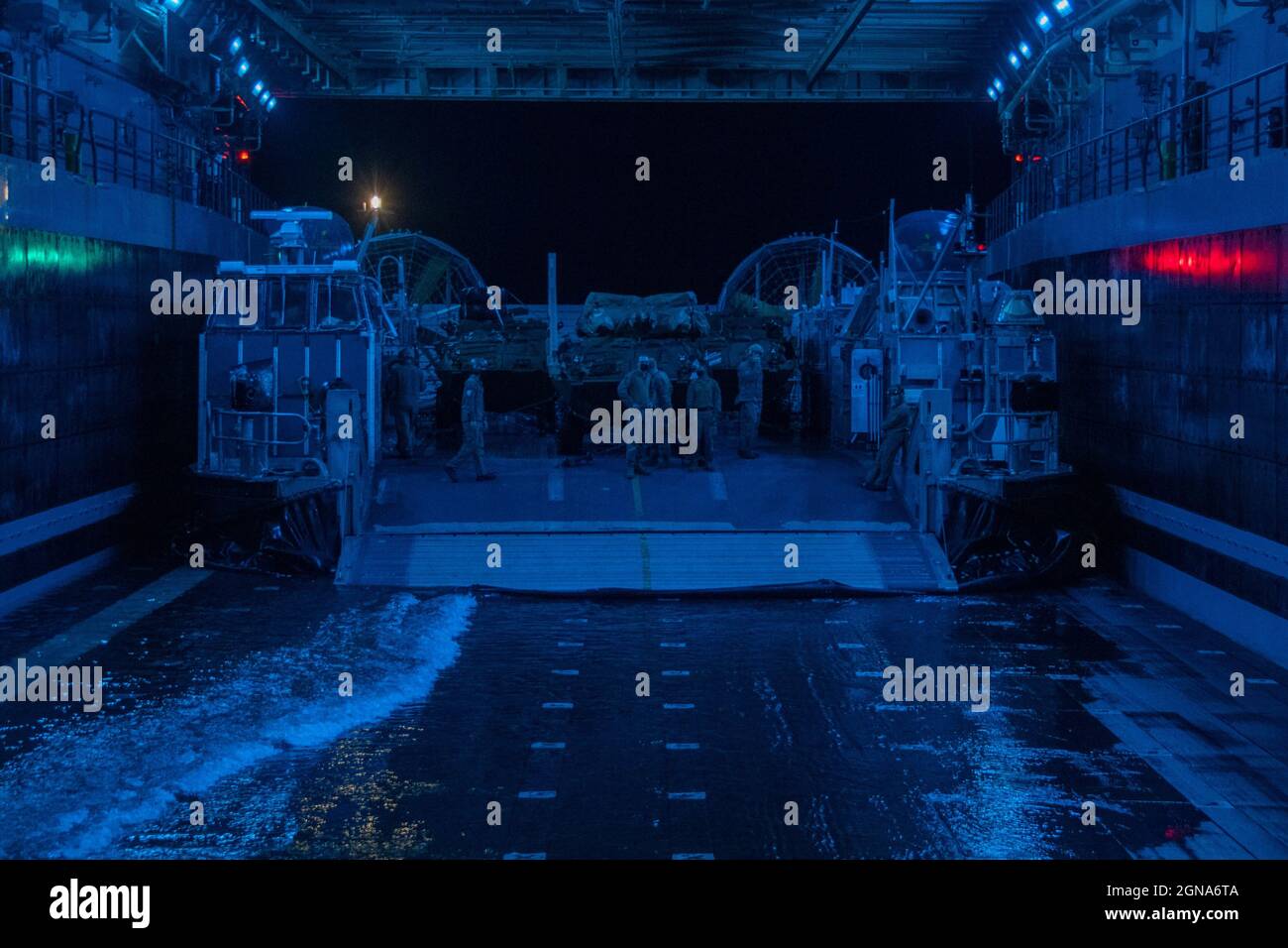 OCEANO PACIFICO (21 agosto 2021) — i marinai e i marines si preparano a lanciare un Landing Craft, Air Cushion (LCAC), assegnato alla Assault Craft Unit (ACU) 5, dal ponte del pozzo del molo di trasporto anfibio USS Portland (LPD 27), agosto 21. Portland, parte del gruppo USS Essex Amphibious Ready (ARG), insieme all'undicesima unità di spedizione marina (MEU), Opera nell'area di responsabilità della settima flotta statunitense per migliorare l'interoperabilità con alleati e partner e funge da forza di reazione pronta a difendere la pace e la stabilità nella regione dell'Indo-Pacifico. (STATI UNITI Foto Navy di Mass Communication Specialist 2 Foto Stock