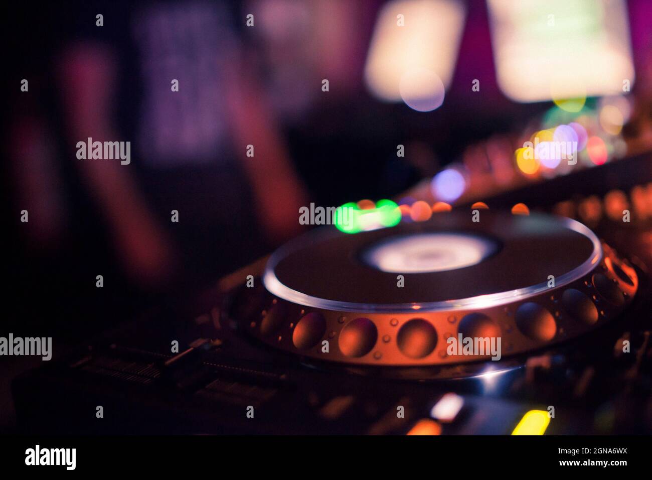 Primo piano della console DJ durante il concerto di festa, musica, musica elettronica, rave Foto Stock
