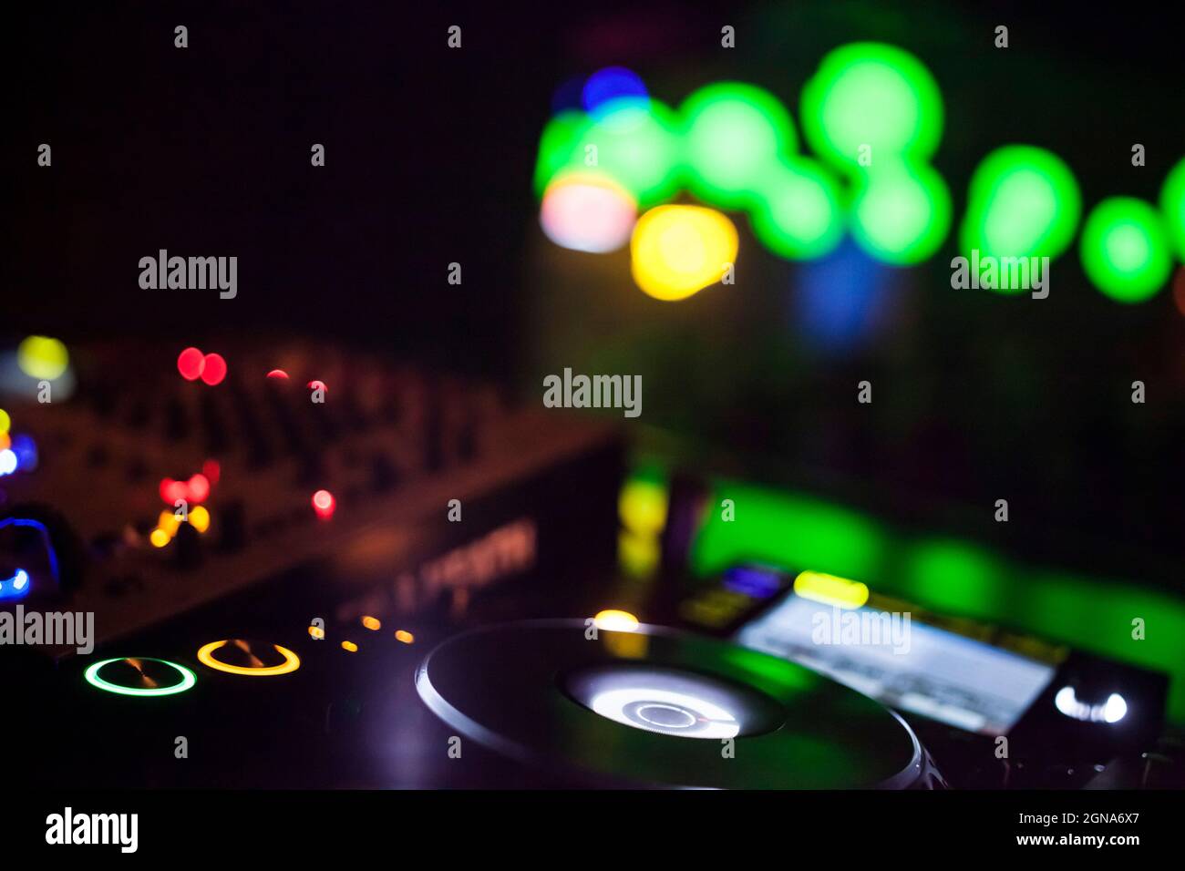 Primo piano della console DJ durante il concerto di festa, musica, musica elettronica, rave Foto Stock