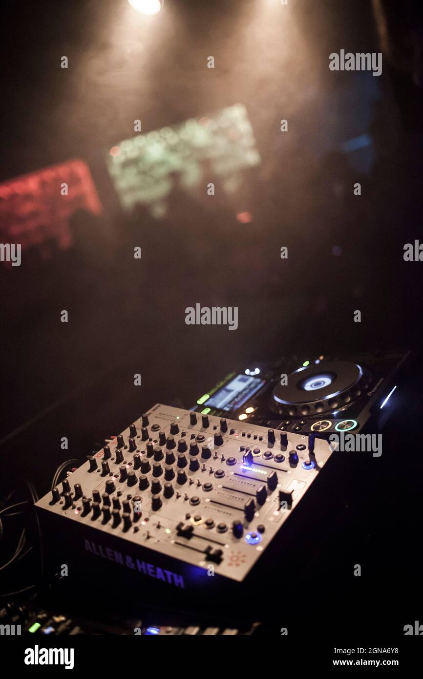 Primo piano della console DJ durante il concerto di festa, musica, musica  elettronica, rave Foto stock - Alamy