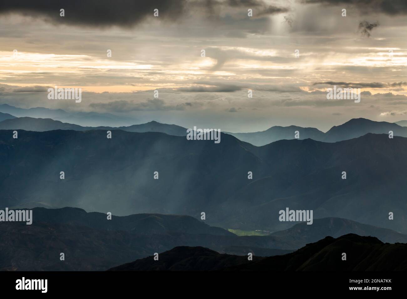 paesaggio delle ande montagne in loja ecuador nebby nebbia nuvoloso tramonto luce Foto Stock