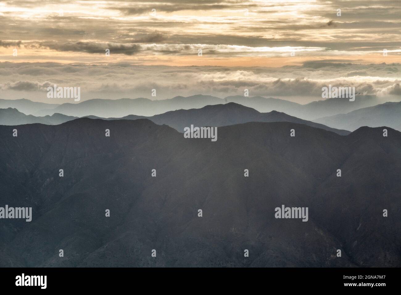 paesaggio delle ande montagne in loja ecuador nebby nebbia nuvoloso tramonto luce Foto Stock