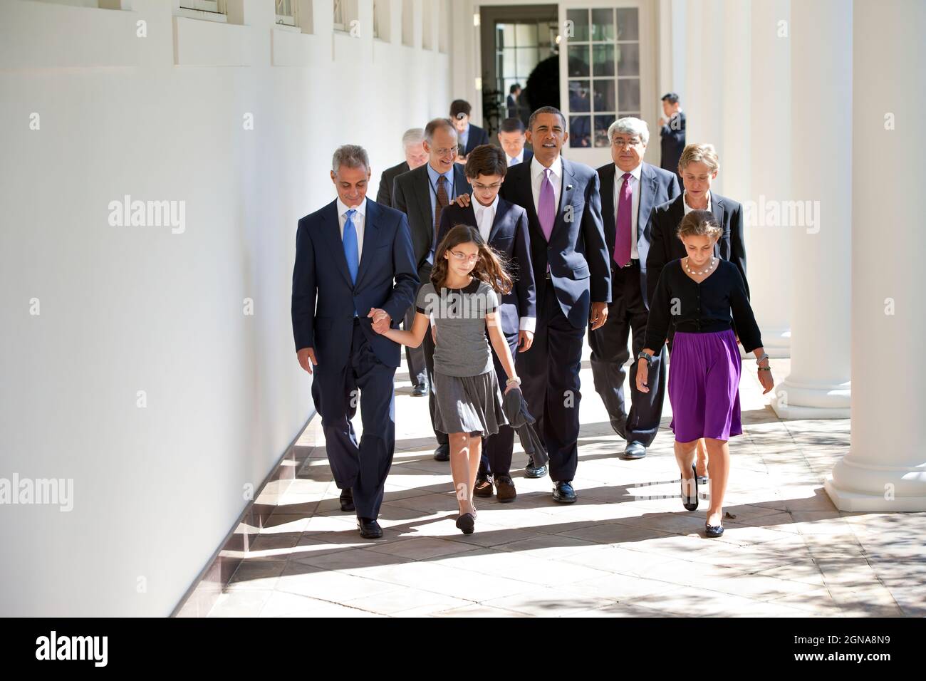 Il presidente Barack Obama cammina sulla colonnade della Casa Bianca con il capo di stato maggiore uscente Rahm Emanuel e la sua famiglia, e il capo di stato maggiore ad interim Pete Rouse, dopo l'annuncio che Emanuel sta tornando a Chicago, 1 ottobre 2010. (Foto ufficiale della Casa Bianca di Pete Souza) questa fotografia ufficiale della Casa Bianca è resa disponibile solo per la pubblicazione da parte delle organizzazioni di notizie e/o per uso personale la stampa dal soggetto(i) della fotografia. La fotografia non può essere manipolata in alcun modo e non può essere utilizzata in materiali commerciali o politici, pubblicità, e-mail, prodotti, promo Foto Stock