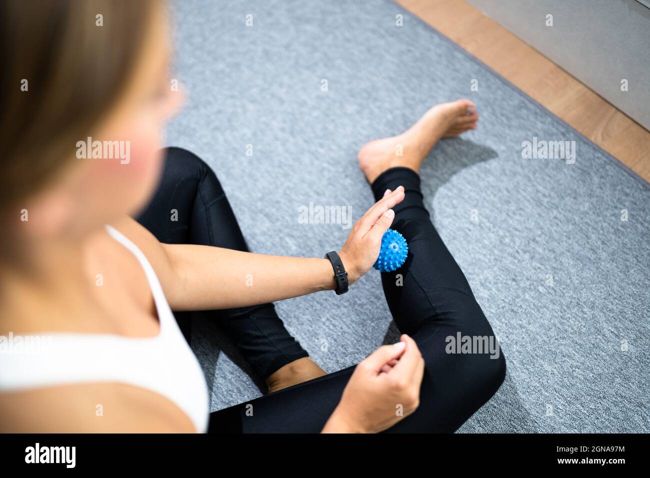 Massaggio gambe con palla da massaggio spiky Trigger Point. Versione  miofasciale Foto stock - Alamy