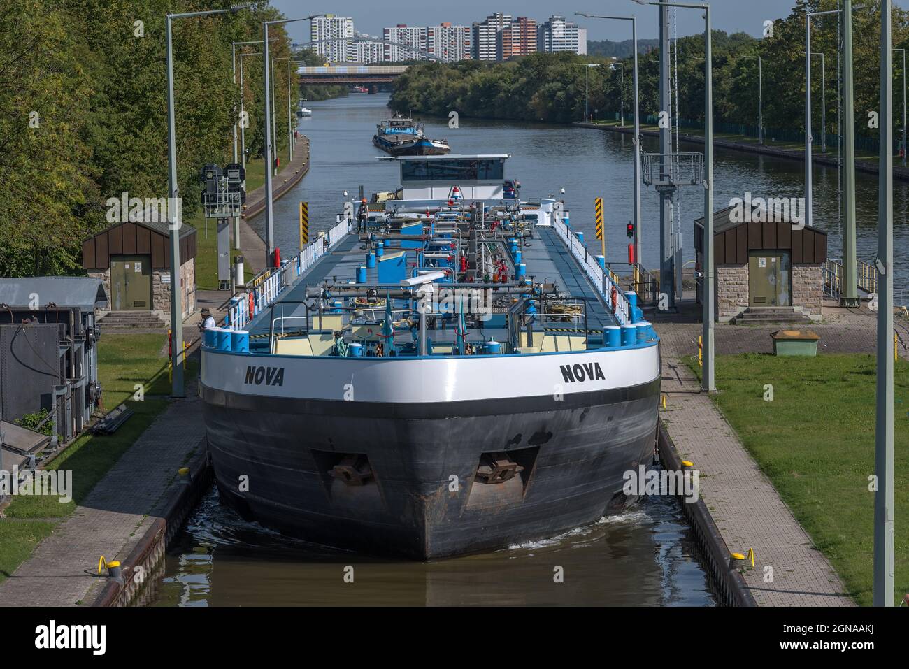 Nave da carico all'ingresso del blocco Frankfurt-Griesheim, Germania Foto Stock