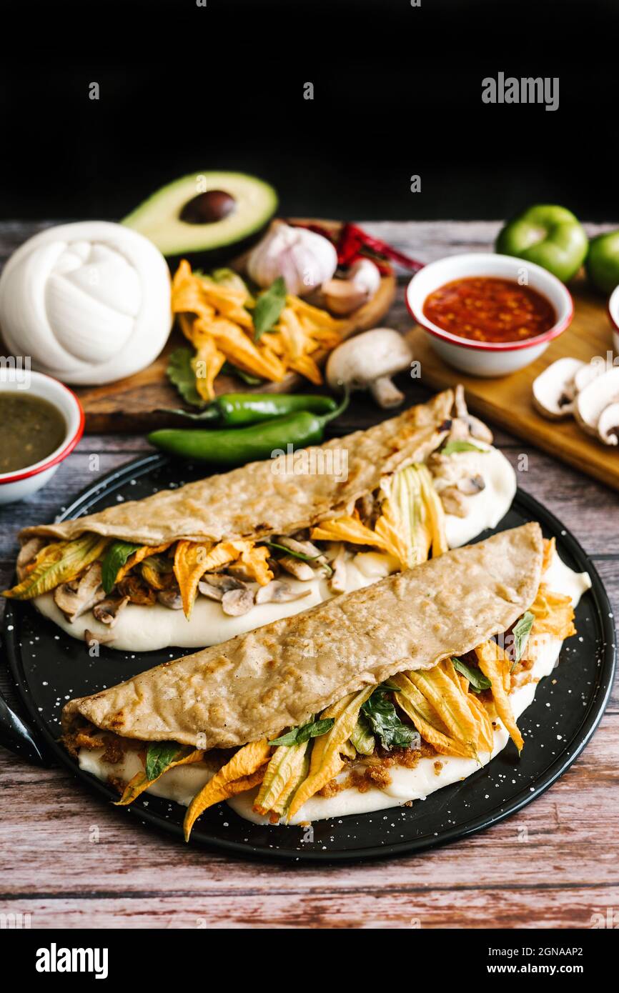 Quesadilla piatto tipico messicano con vari ingredienti servito per colazione in Messico Foto Stock