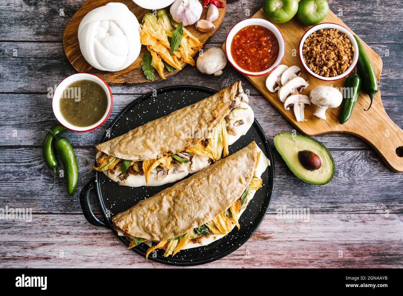 Quesadilla piatto tipico messicano con vari ingredienti servito per colazione in Messico Foto Stock