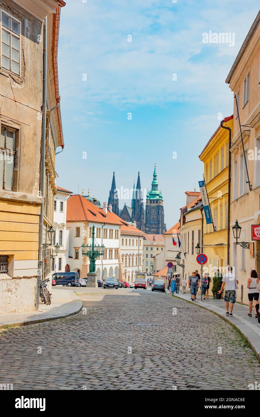 Attività movimentate con turisti che si riuniscono nella trafficata corsia commerciale di via Loretanska vicino al castello di Praga, in ceco il 23 luglio 2016 Foto Stock