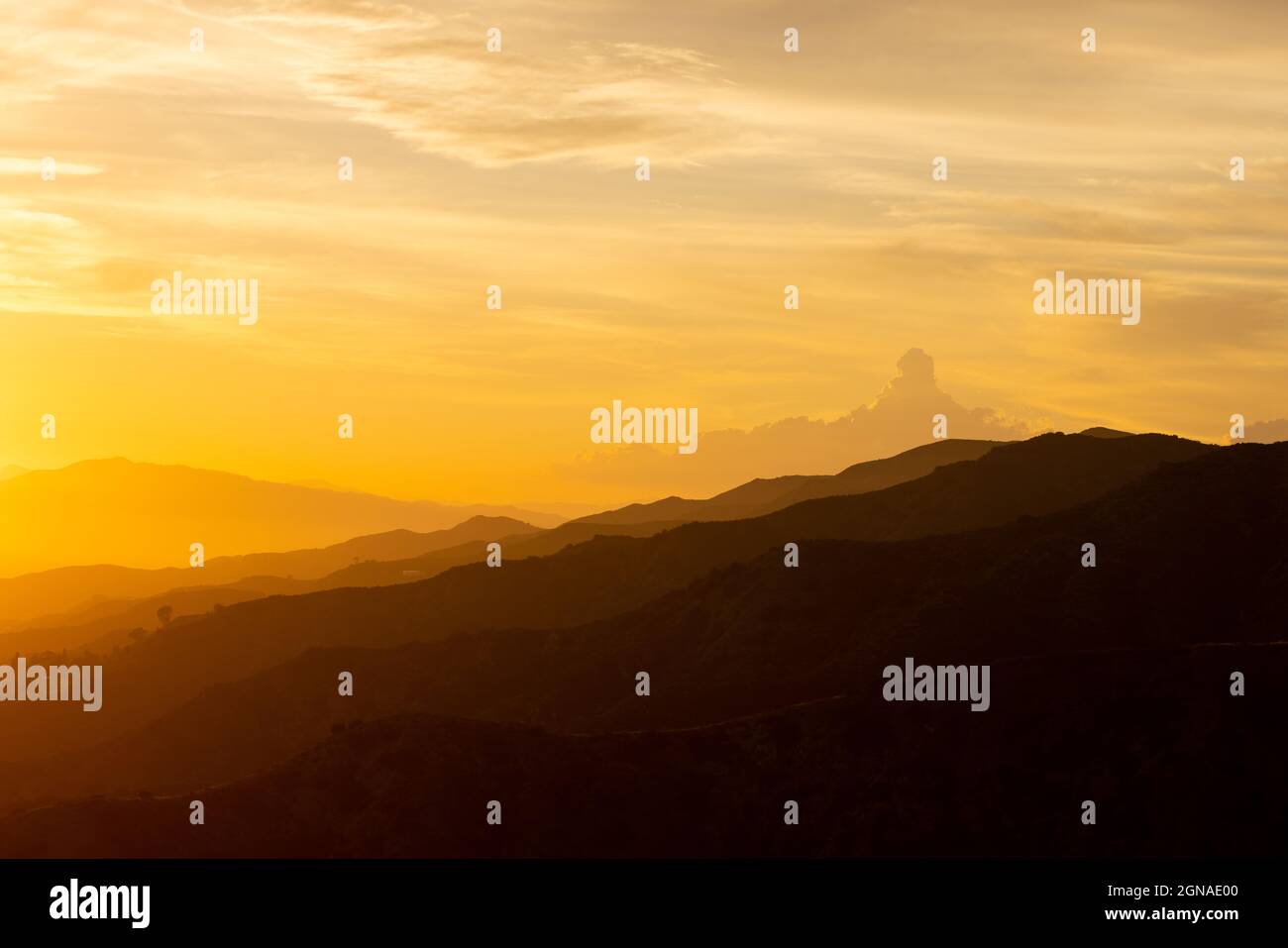 Formazione di nubi fresche sulla catena montuosa Foto Stock