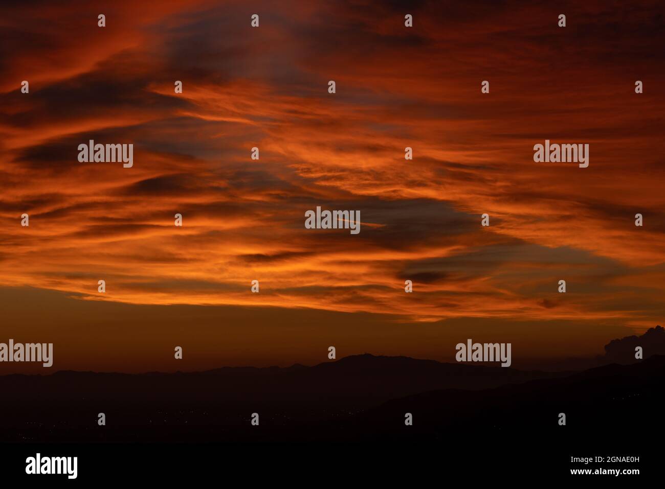 Le nubi di arancio bruciato Foto Stock