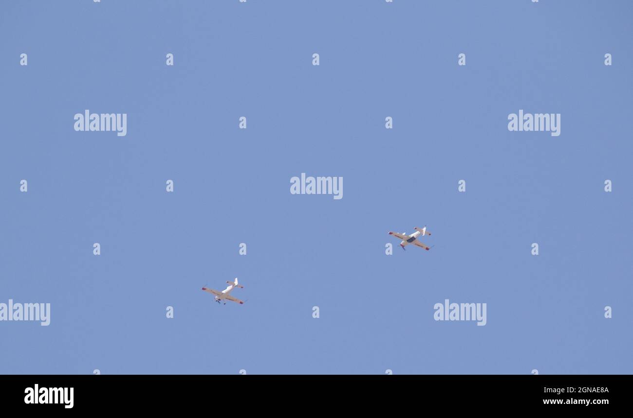 Johannesburg, Sud Africa - piloti non identificati che fanno formazione volare in aria sulla periferia della città Foto Stock