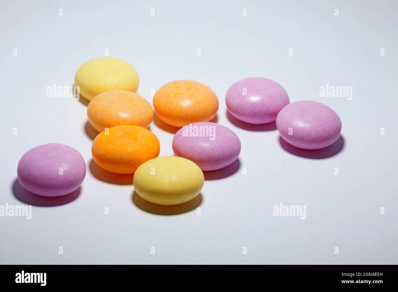 caramelle masticate con gusto di frutta su sfondo bianco Foto Stock