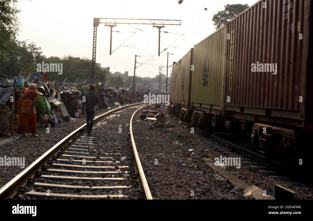 Una vista generale di un'area di slum vicino alla stazione ferroviaria di Sarai Rohilla a Nuova Delhi, India. Questo slum è situato sulla terra della ferrovia. Foto Stock