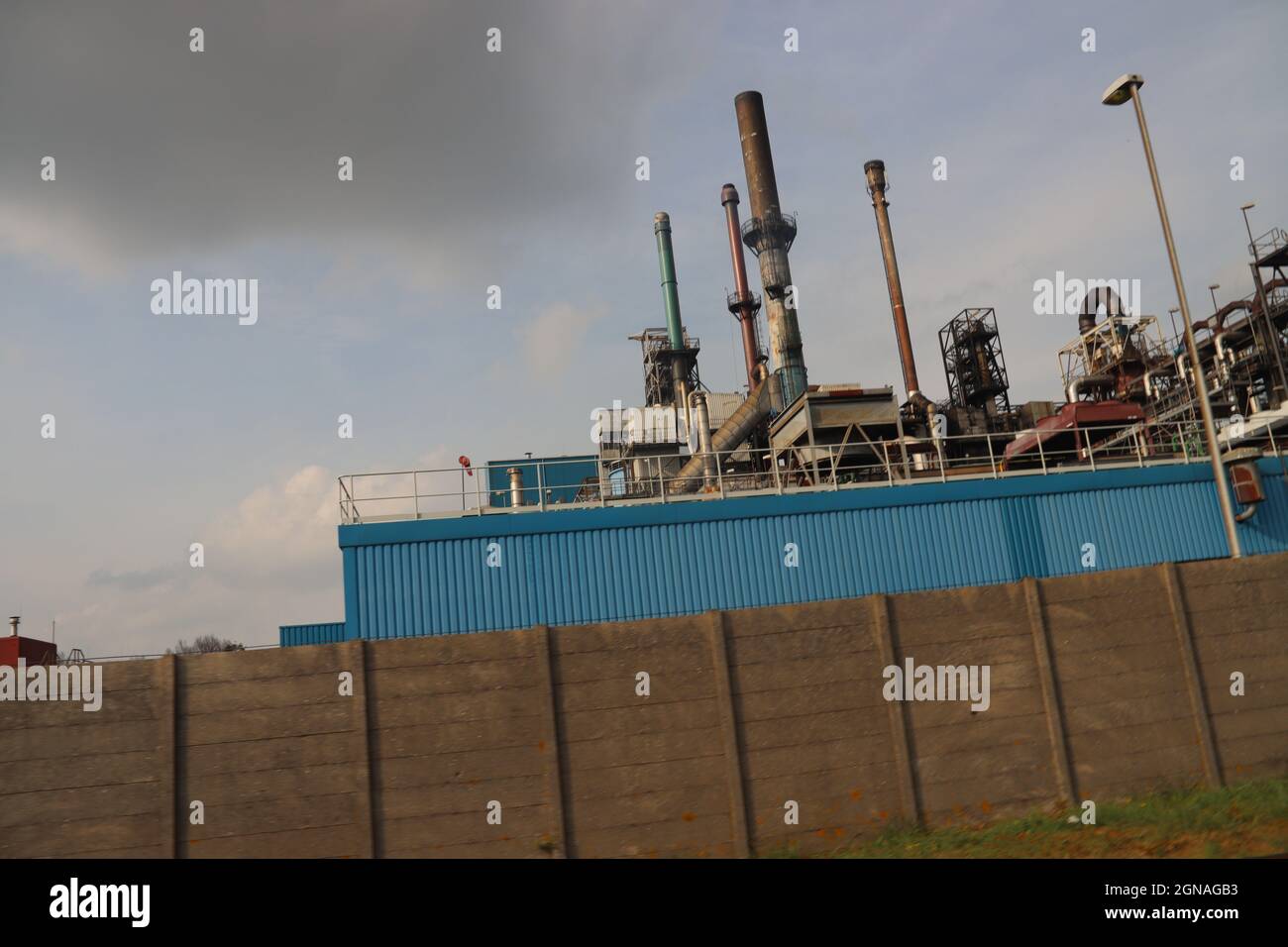 Stabilimento chimico di Cabot nel porto di Rotterdam nei Paesi Bassi Foto Stock