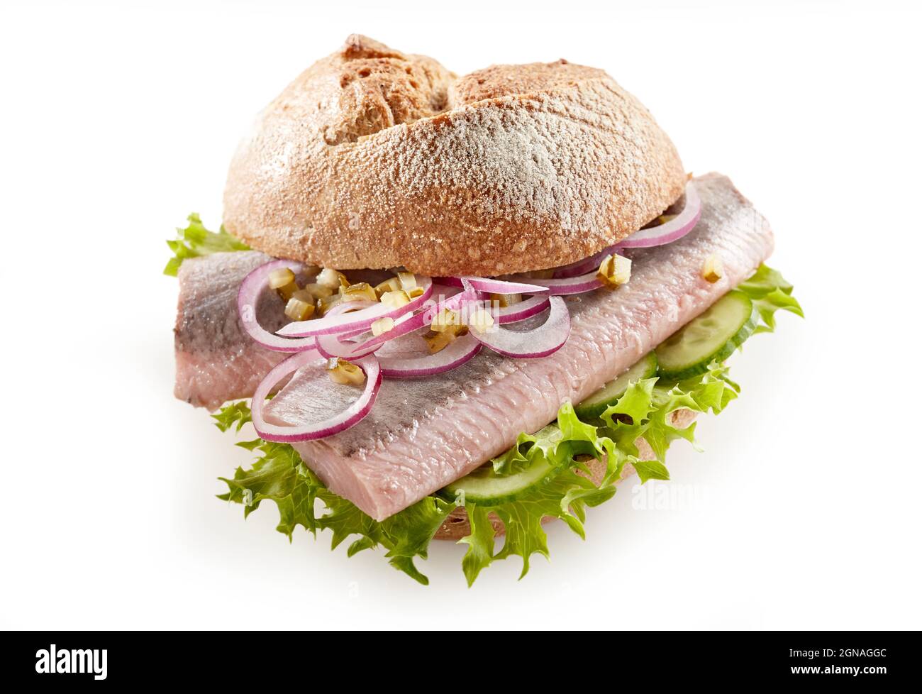Da sopra di appetitoso panino con pesce di aringa e lattuga posto su sfondo bianco in studio Foto Stock