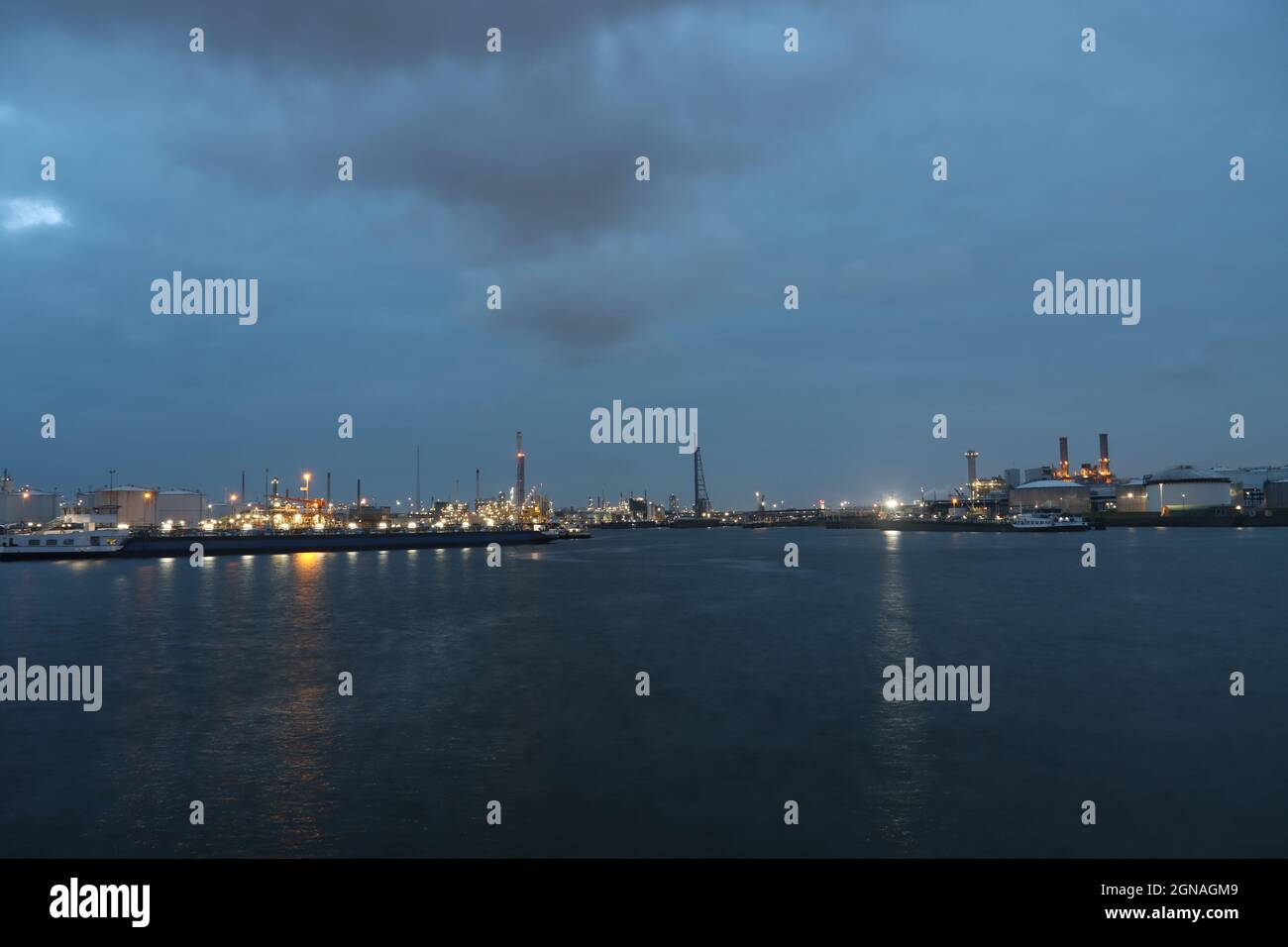 Raffineria di Shell e serbatoi di Mobil nel porto di Pernis nel porto di Rotterdam Foto Stock