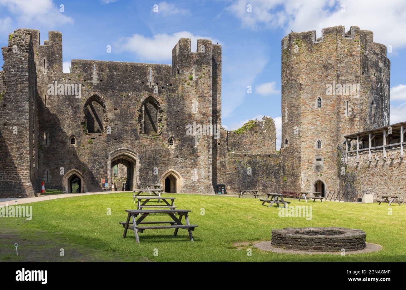Il cortile interno del castello di Caerphilly che mostra il Gatehouse Inner West e la Torre Nord Ovest, Galles del Sud, Regno Unito. Foto Stock