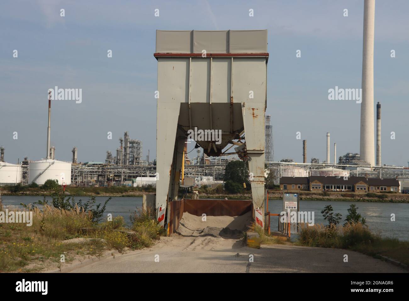 Silo di sabbia per camion al fiume Oude Maas nel porto di Rotterdam nei Paesi Bassi Foto Stock