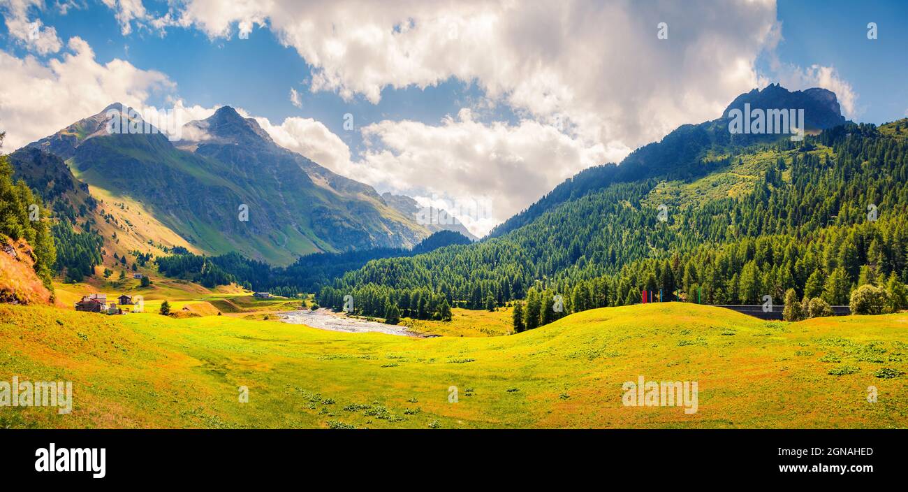 Panorama estivo soleggiato dalla cima del passo di Maloja. Colorata scena mattutina nelle Alpi svizzere, alta Engadina nel cantone dei Grigioni, Svizzera, Europa. Foto Stock