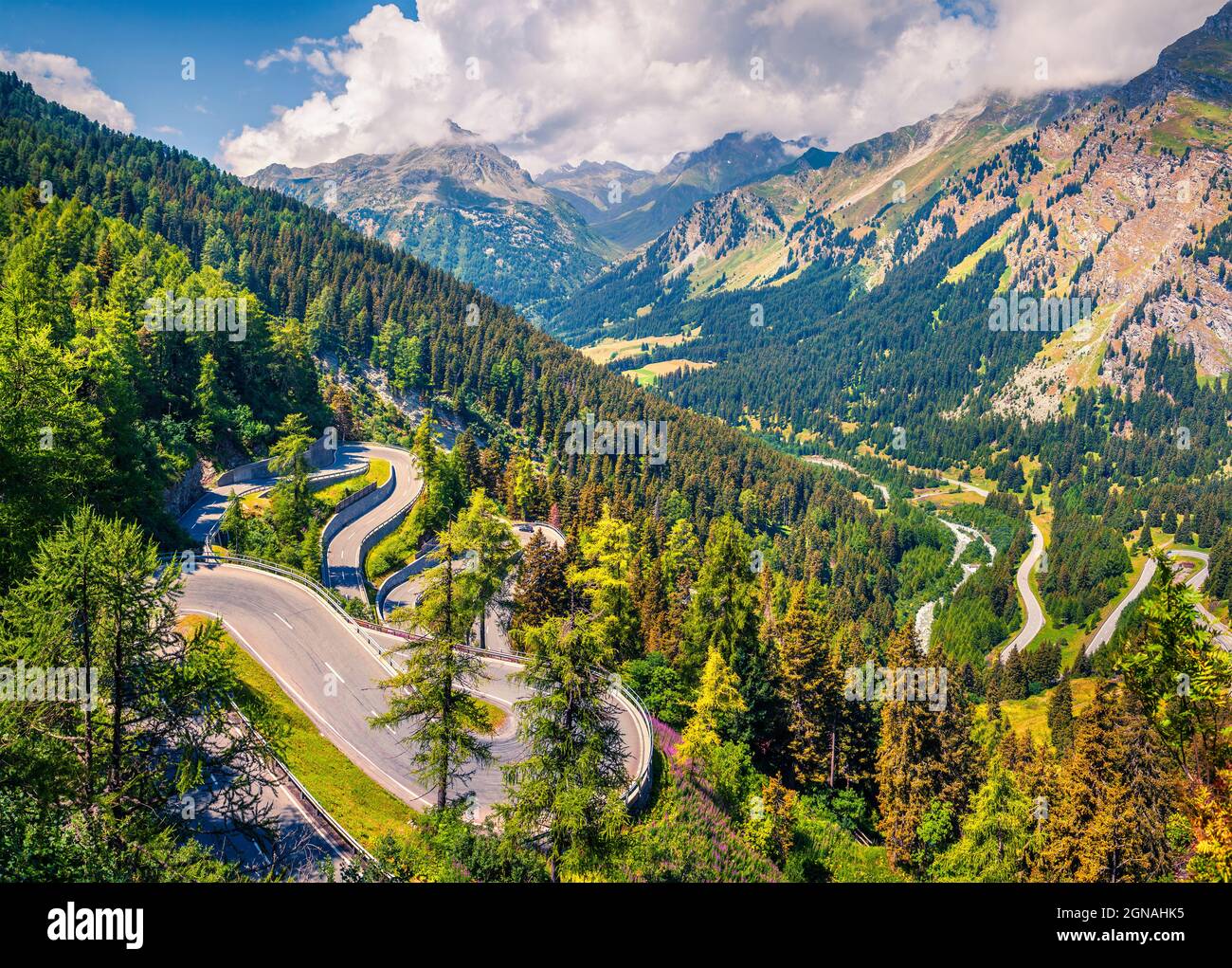 Soleggiata vista estiva dalla cima del passo Maloja. Colorata scena mattutina nelle Alpi svizzere, alta Engadina nel cantone dei Grigioni, Svizzera, Europa. Arte Foto Stock