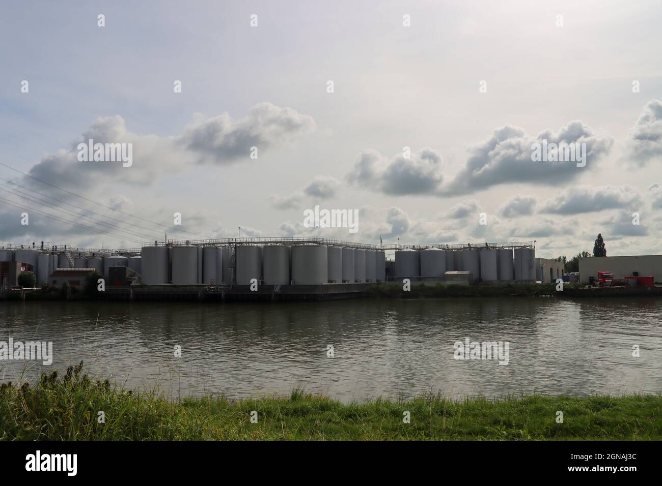 Serbatoi di olio lungo il fiume Hollandsche IJssel a Capelle aan den Ijssel nei Paesi Bassi Foto Stock
