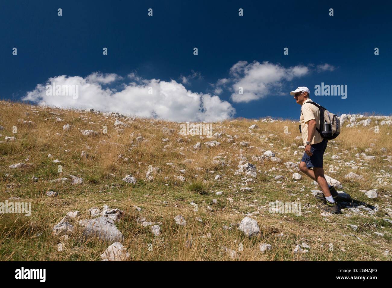 Monte Miletto,Campitello(CB),Regione Molise,Italia:un escursionista in viaggio verso la cima del Monte Miletto. Foto Stock