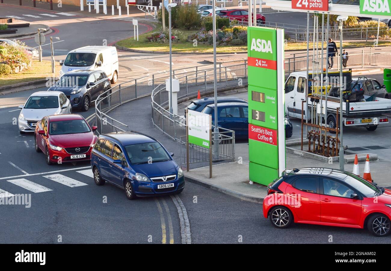 Brighton UK 24 settembre 2021 - questa mattina i clienti si accodano per il carburante presso un distributore di benzina di un supermercato a Brighton . Alcune stazioni di benzina BP e Shell hanno dovuto chiudere temporaneamente a causa di una carenza di conducenti di camion nel Regno Unito: Credit Simon Dack / Alamy Live News Foto Stock