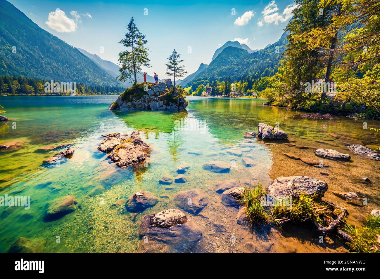 Nuoto sul lago di Hintersee nella soleggiata giornata estiva. Colorato scenario all'aperto nelle Alpi austriache, nel quartiere di Salisburgo-Umgebung, in Austria, in Europa. Artistico Foto Stock