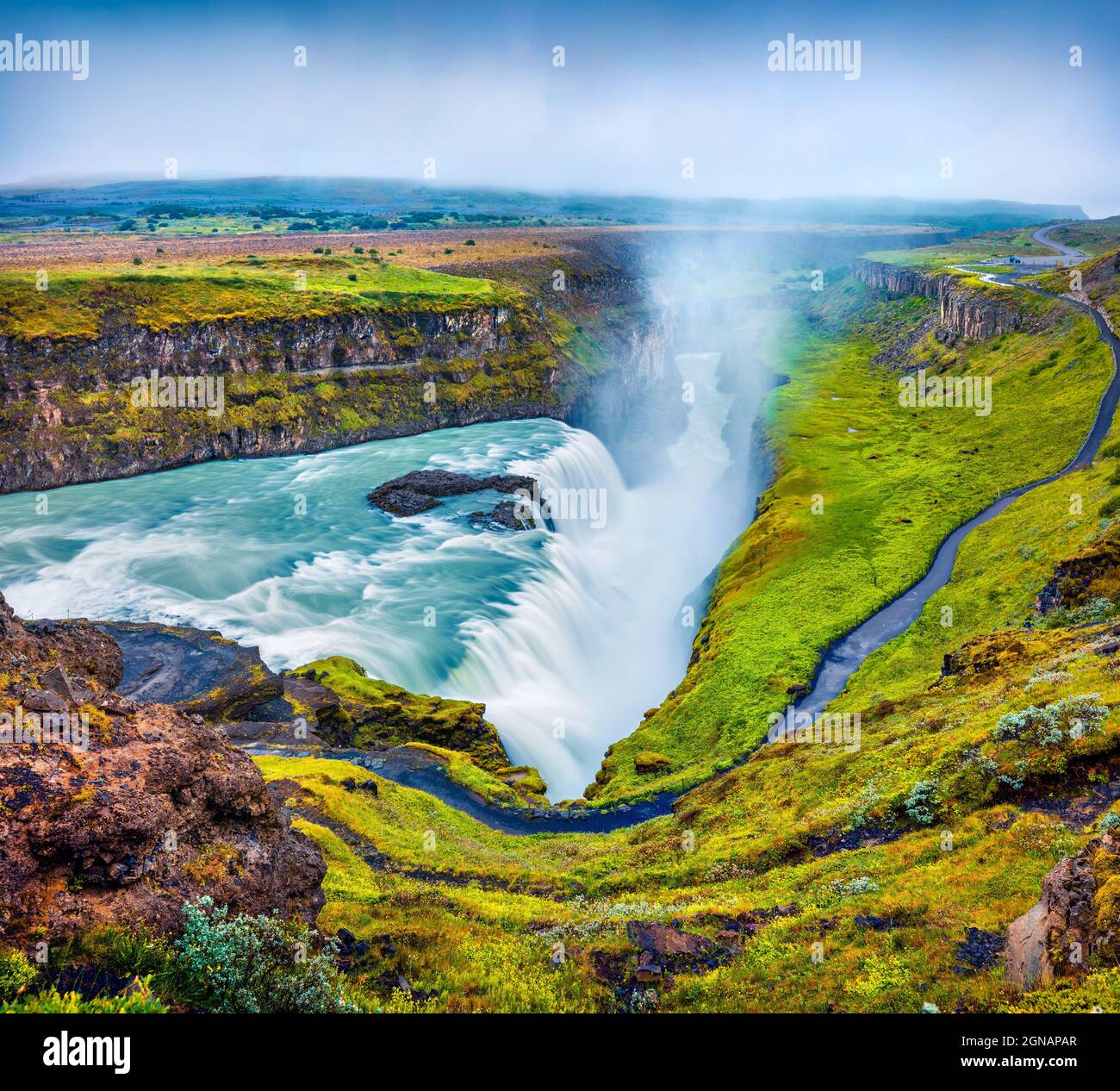 Enorme cascata Gullfoss nella nebbia mattutina. Colorata scena estiva sul fiume Hvita, nel sud-ovest dell'Islanda, in Europa. Foto elaborata in stile artistico. Foto Stock