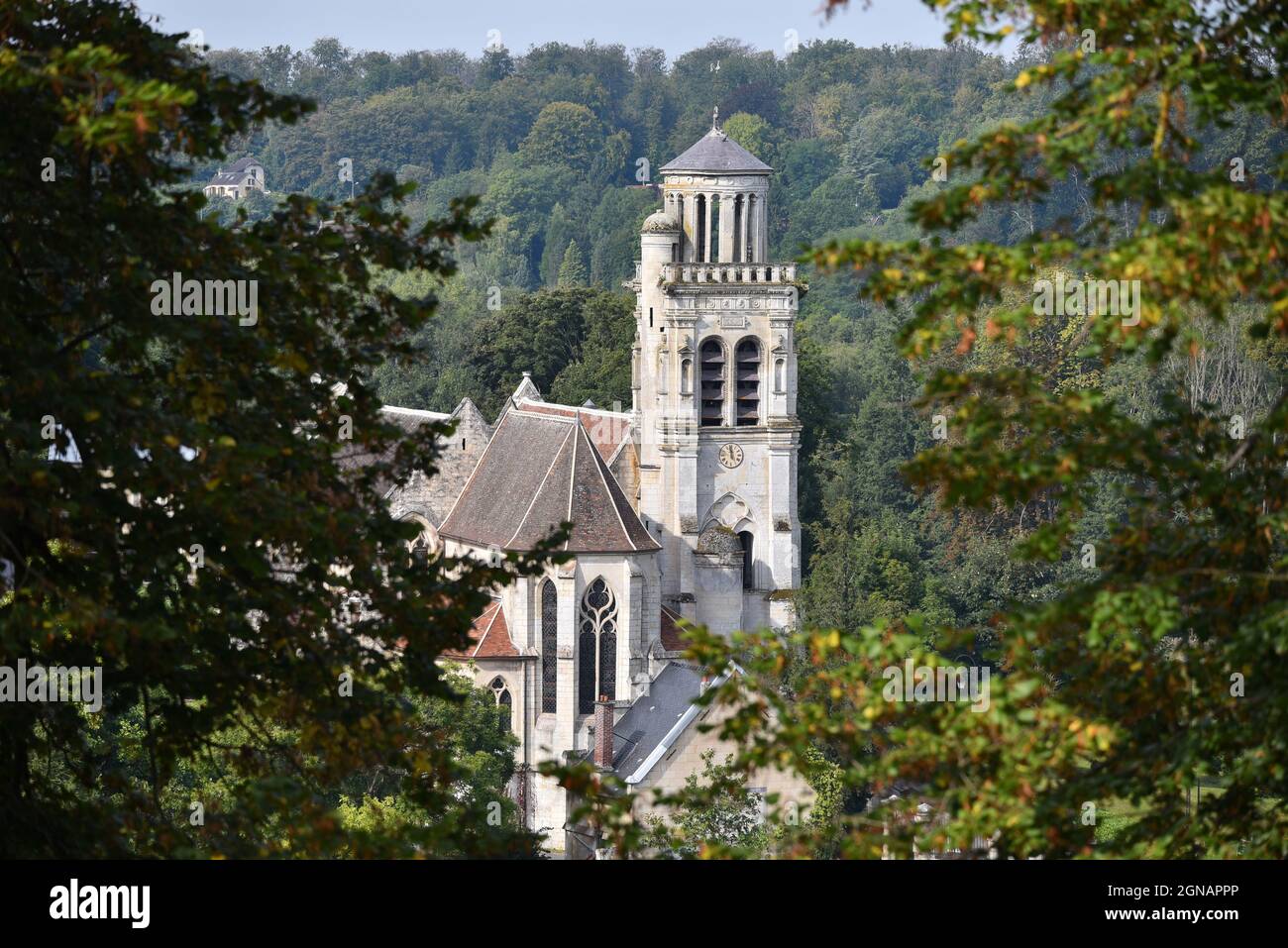 La Chiesa di Saint-Sulpice è una graziosa chiesa parrocchiale cattolica situata a Pierrefonds (Piccardia, Francia), circondata dal verde. Foto Stock