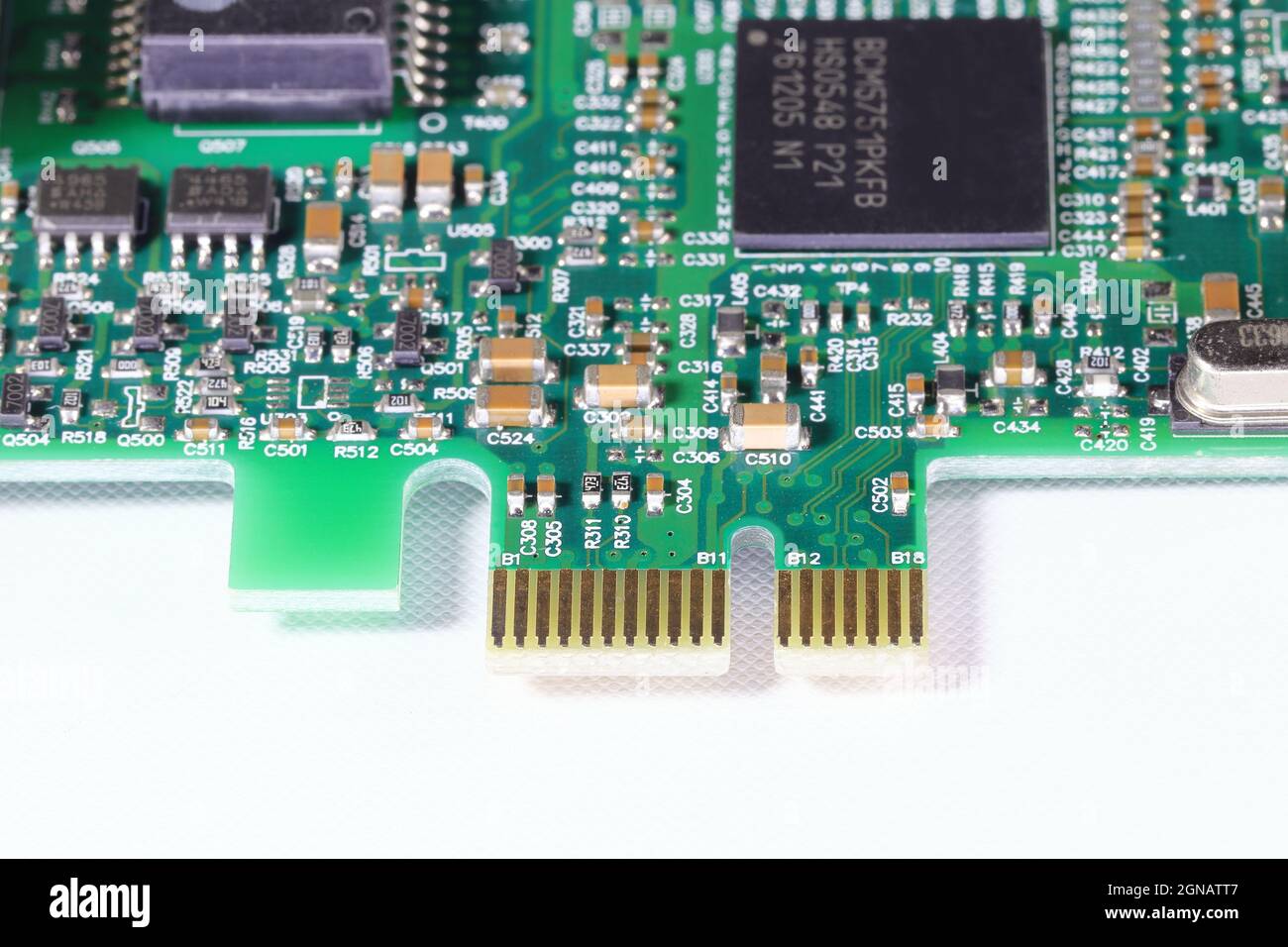 Connettore per scheda di rete ethernet PCI-express 1x per l'interfaccia con il computer isolato su sfondo bianco Foto Stock