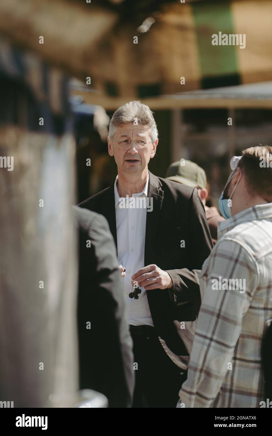 Am 23.09.21 veranstalteten die Freien Wähler einen Spaziergang, vom Marienplatz über den Viktualienmarkt in München al Wahlkampfabschluss. Mit dabei war Bundestags kandierender StaatsMinister StaatsMinister Dr. Michel Piazolo und Wahlkaniddat Andreas Staufenbiel. Hier zu sehen Dr. Michel Piazolo. - il 23 settembre 2021, il partito Freie Waehler ha ospitato una passeggiata dalla Marienplatz al Viktualienmarkt a Monaco. Hanno partecipato i candidati, il candidato alle elezioni Andreas Staufenbiel e il Ministro di Stato Dr. Michel Piazolo. In questa foto il dottor Michel Piazolo. (Foto di Alexander Pohl/Sipa USA Foto Stock