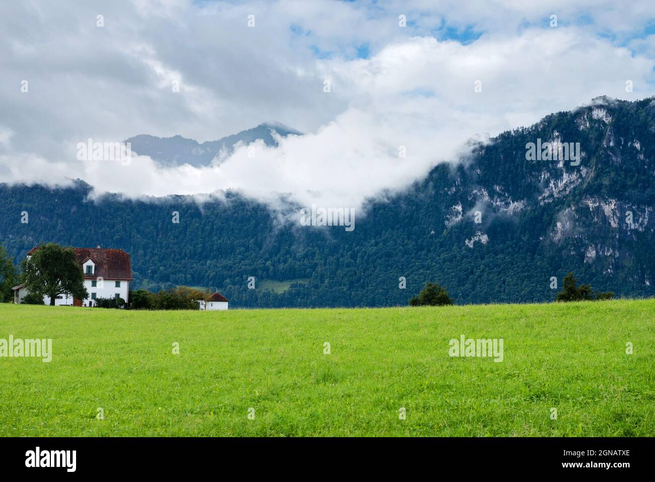 Bellissimo paesaggio montano nelle Alpi svizzere. Piccola casa Foto Stock