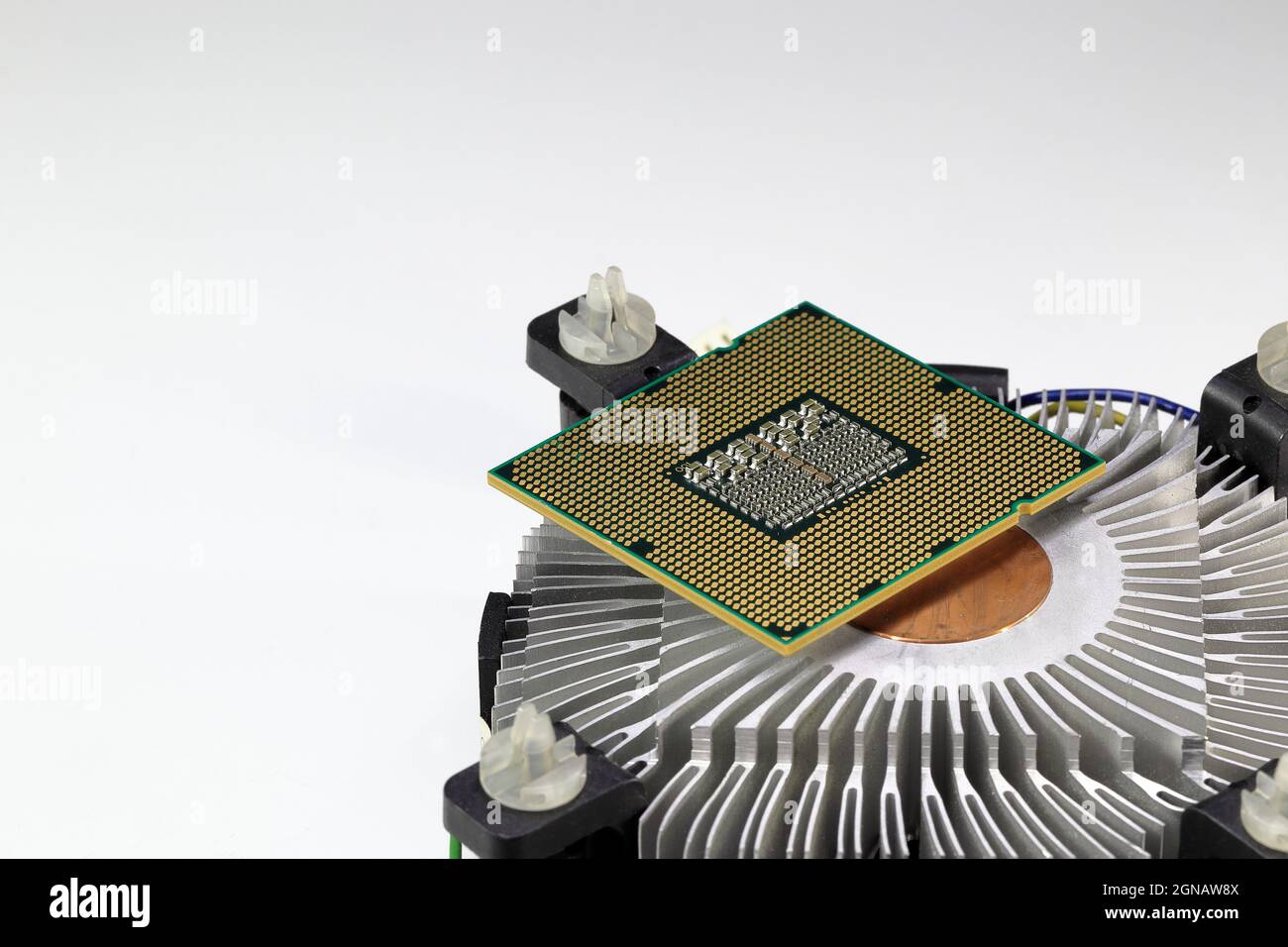 Primo piano CPU Hight Performance con dissipatore attivo in alluminio e rame isolato su sfondo bianco. Foto Stock