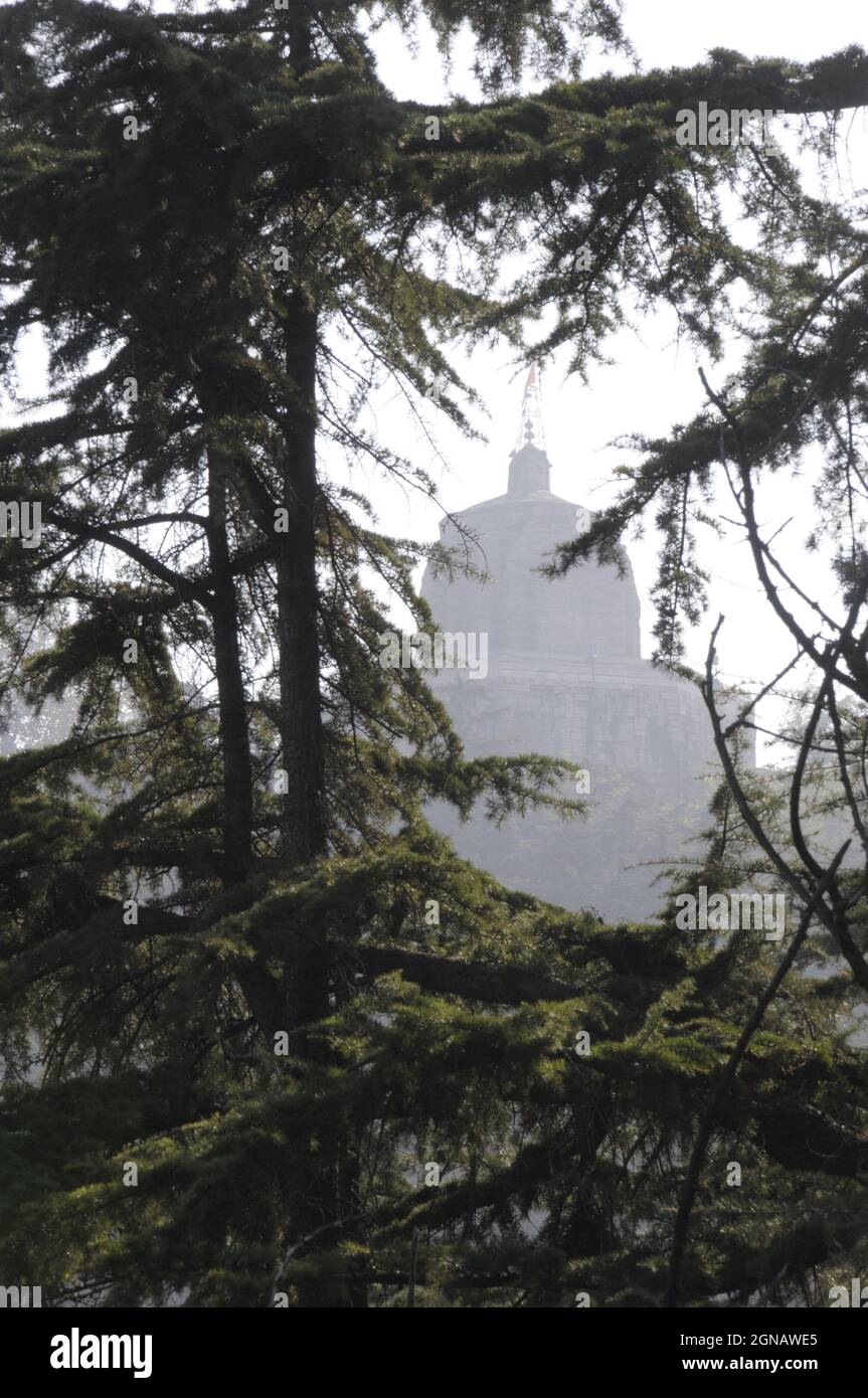 Il Tempio di Shankaracharya è anche conosciuto come il Tempio di Jyeshteshwara situato in cima alla collina di Shankaracharya sulla catena montuosa di Zabarwan a Srinagar, Jamm Foto Stock