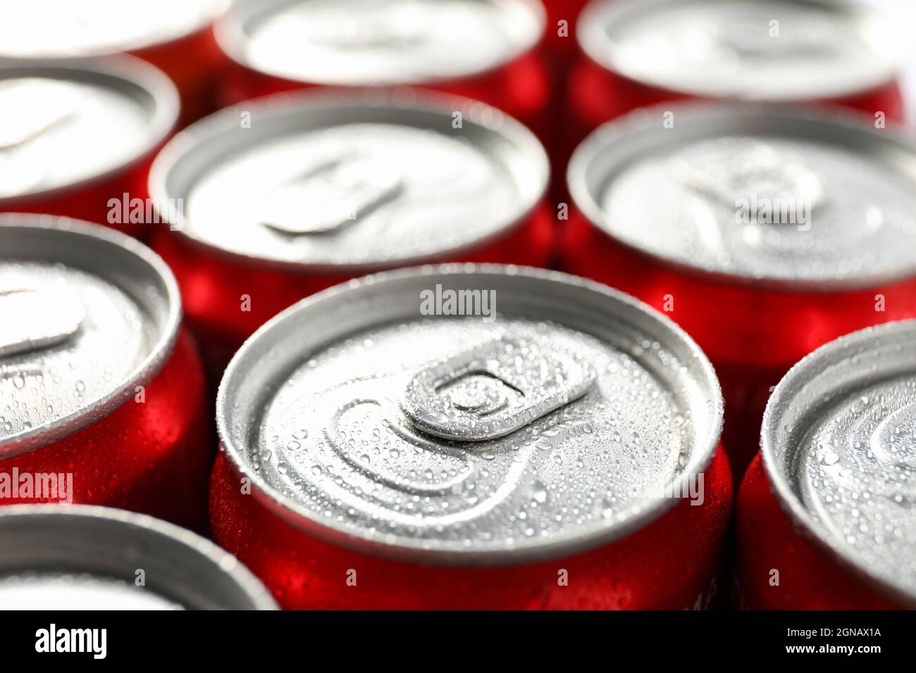 Lattine con soda tutto sullo sfondo, primo piano. Foto Stock