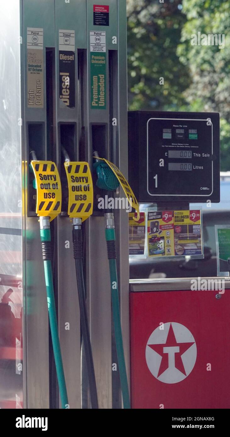 Pompe chiuse in un garage Co-op Texaco a Maidenhead, Berkshire. I conducenti vengono esortati dal governo a "acquistare carburante come di consueto”, dopo che la carenza di conducenti di autocarri ha colpito le forniture. BP ha detto che una manciata di stazioni di rifornimento sono chiuse a causa di una mancanza di carburante disponibile, mentre il proprietario di esso ExxonMobil ha anche detto che un "piccolo numero" delle sue previsioni di benzina Tesco Alliance sono stati colpiti. Data foto: Venerdì 24 settembre 2021. Foto Stock