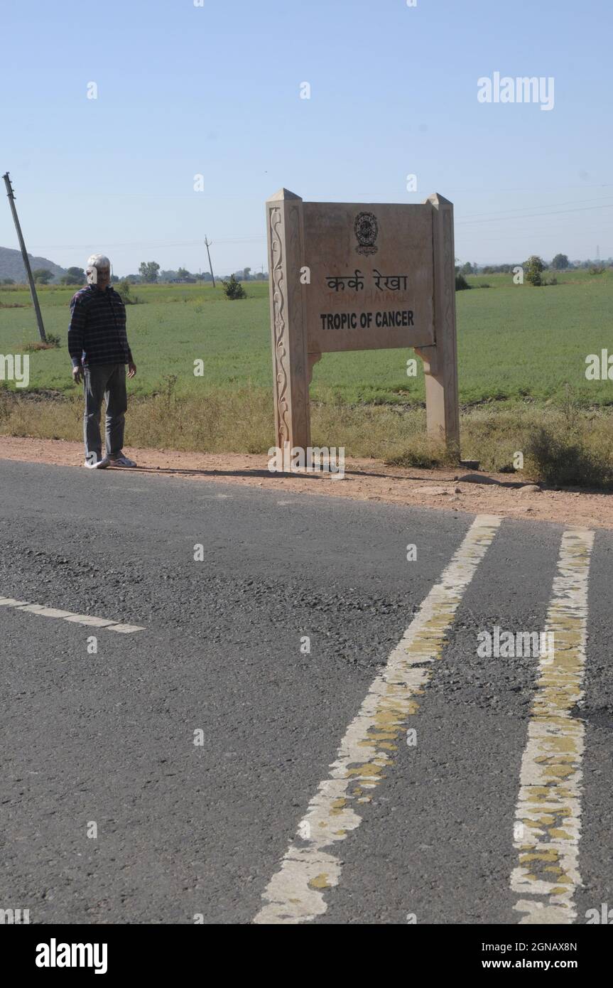 Tropic of Cancer è una linea immaginaria, ad un angolo di 23.50 gradi a nord dall'equatore, che passa attraverso il centro dell'India nella sta occidentale Foto Stock